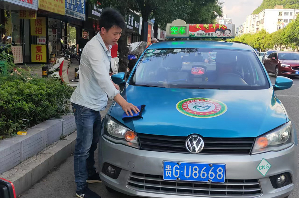刘桂华正在擦拭车辆.jpg