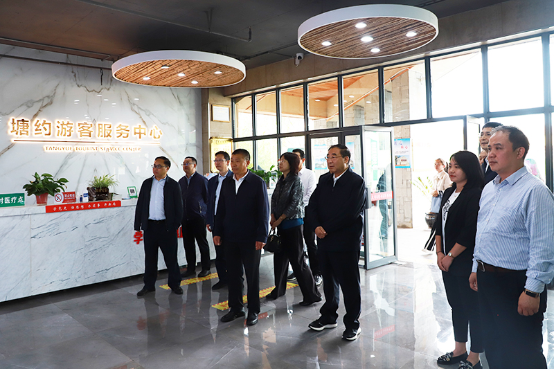 调研组在塘约村参观塘约游客服务中心.jpg