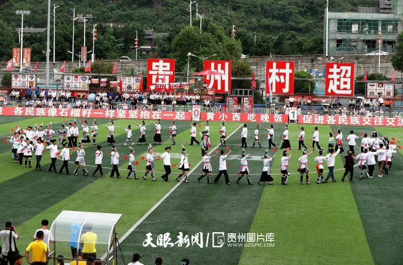 dD0xNzYzNjg5NjQyX3I9MTFlYzk4Yzhfdz04MDBfcT0xMDBfZT1qcGc=.webp 图8:2025年5月18日,在贵州省黔东南苗族侗族自治州榕江县城北新区“村超”足球场,榕江县栽麻镇高硐村足球队的拉拉队在演唱侗歌。.jpg