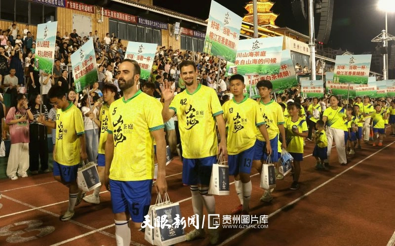 dD0xNzYzNjg5ODcwX3I9NzE0YmQ3NmVfdz04MDBfcT0xMDBfZT1qcGc=.webp 图8:2025年10月4日晚,在贵州省黔东南苗族侗族自治州榕江县城北新区“村超”足球场,巴西教练团队球员在巡游入场。.jpg