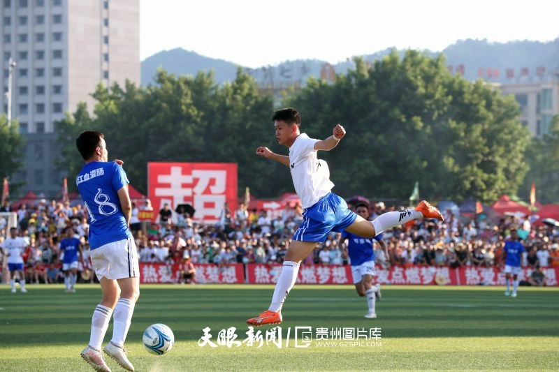 dD0xNzYzNjg3MzYxX3I9ODM1OGYyMTNfdz04MDBfcT0xMDBfZT1qcGc=.webp 2023年7月22日,在贵州省黔东南苗族侗族自治州榕江县城北新区“村超”足球赛场上,两支球队球员在赛场上拼抢。.jpg