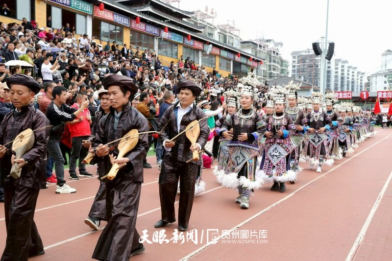 dD0xNzYzNjg3OTE4X3I9MzkzMWRlYjBfdz04MDBfcT0xMDBfZT1qcGc=.webp 图17:2024年3月16日,在贵州省黔东南苗族侗族自治州榕江县“村超”足球场,兴华乡摆贝村足球拉拉队在巡游。.jpg