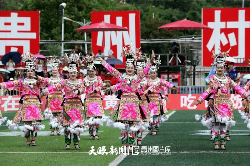 dD0xNzYzNjg5MTU3X3I9ZWZhZGMwNmZfdz04MDBfcT0xMDBfZT1qcGc=.webp 图9:2025年5月4日,在贵州省黔东南苗族侗族自治州榕江县城北新区“村超”足球场,苗族同胞在跳芦笙舞。.jpg