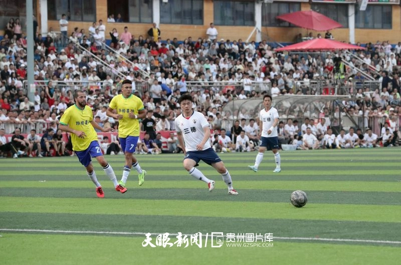 dD0xNzYzNjg5MTAzX3I9ZjczNjU2OThfdz04MDBfcT0xMDBfZT1qcGc=.webp 图4:2025年5月2日,在贵州省黔东南苗族侗族自治州榕江县城北新区“村超”足球场,巴西狮子足球队员(黄衣)与贵州省三穗县三穗鸭美食足球队员在比赛中拼抢。.jpg