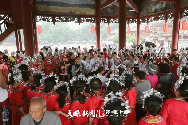 dD0xNzYzNjg5MzQwX3I9YjY1MzE2YjZfdz04MDBfcT0xMDBfZT1qcGc=.webp 图1:2025年5月25日,在贵州省黔东南苗族侗族自治州榕江县古州镇三宝鼓楼下,“侗家十三妹”艺术团队在为游客演唱《侗歌声声唱给党》。.jpg