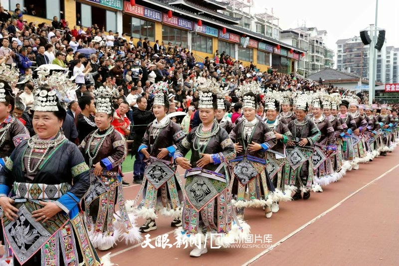 dD0xNzYzNjg3OTc4X3I9Y2YwZTdmOTFfdz04MDBfcT0xMDBfZT1qcGc=.webp 图3:2024年3月16日,在贵州省黔东南苗族侗族自治州榕江县“村超”足球场,兴华乡摆贝村足球拉拉队在巡游。.jpg