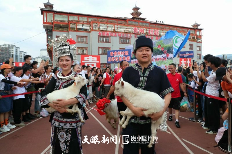 dD0xNzYzNjg3MDk1X3I9YWRlMGQ3ZWRfdz04MDBfcT0xMDBfZT1qcGc=.webp 图9:2023年6月17日,在贵州省黔东南苗族侗族自治州榕江县城北新区足球场,塔石乡瑶族群众抱着生态养殖的地理标志产品香羊入场。.jpg