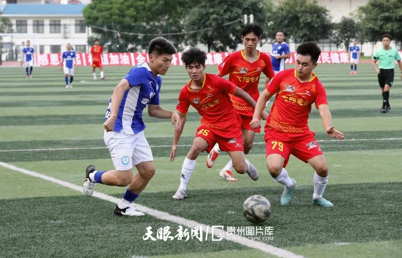 dD0xNzYzNjg5NzczX3I9ZDhjOTE5NWZfdz04MDBfcT0xMDBfZT1qcGc=.webp 图1:2025年8月10日,在贵州省黔东南苗族侗族自治州榕江县第三中学足球场,江西省弋阳县龟峰足球队员(红衣)与四川省射洪市沱牌镇金舜村足球队员在比赛中激烈比拼。.jpg