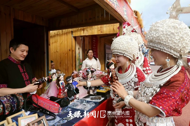 dD0xNzYzNjg5OTE3X3I9N2ZhZGI4MGFfdz04MDBfcT0xMDBfZT1qcGc=.webp 图18:2025年10月18日晚,在贵州省黔东南苗族侗族自治州榕江县城北新区“村超”球场,游客在选购文创产品。.jpg