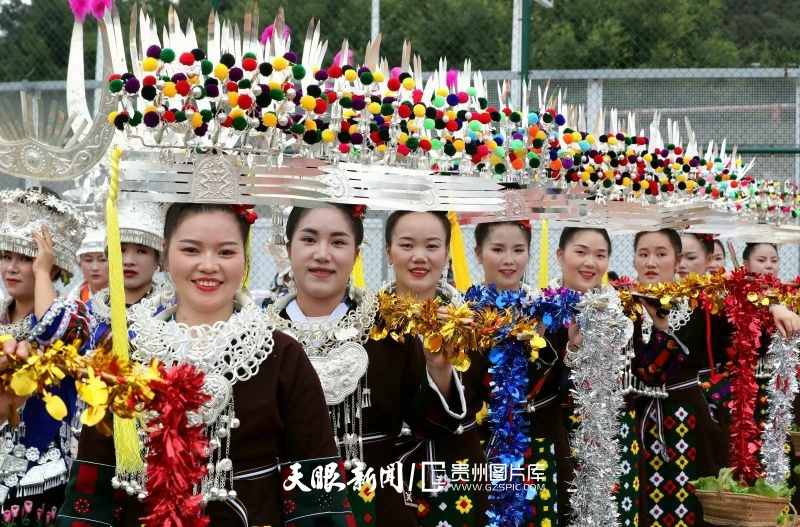 dD0xNzYzNjg5OTQ3X3I9OTA4YWNjY2Vfdz04MDBfcT0xMDBfZT1qcGc=.webp 图15:2025年10月18日晚,在贵州省黔东南苗族侗族自治州榕江县城北新区“村超”足球场,剑河县拉拉队整队准备巡游入场。.jpg