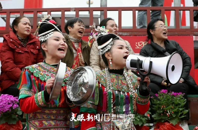 dD0xNzYzNjg5MjAzX3I9MDdmNWY0NmRfdz04MDBfcT0xMDBfZT1qcGc=.webp 图11:2025年3月8日,在贵州省黔东南苗族侗族自治州榕江县城北新区“村超”足球场,足球队拉拉队在为球员吶喊加油。.jpg