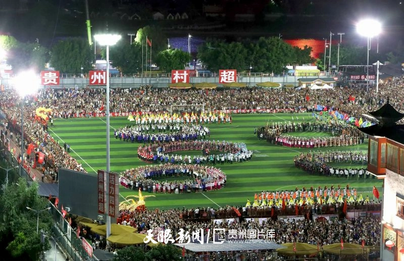 dD0xNzYzNjg4ODEzX3I9MzkzMDExNTJfdz04MDBfcT0xMDBfZT1qcGc=.webp 图3:2024年7月20日,在贵州省黔东南苗族侗族自治州榕江县城北新区“村超”足球场,榕江县各村足球队的拉拉队在展演民族文化节目。.jpg