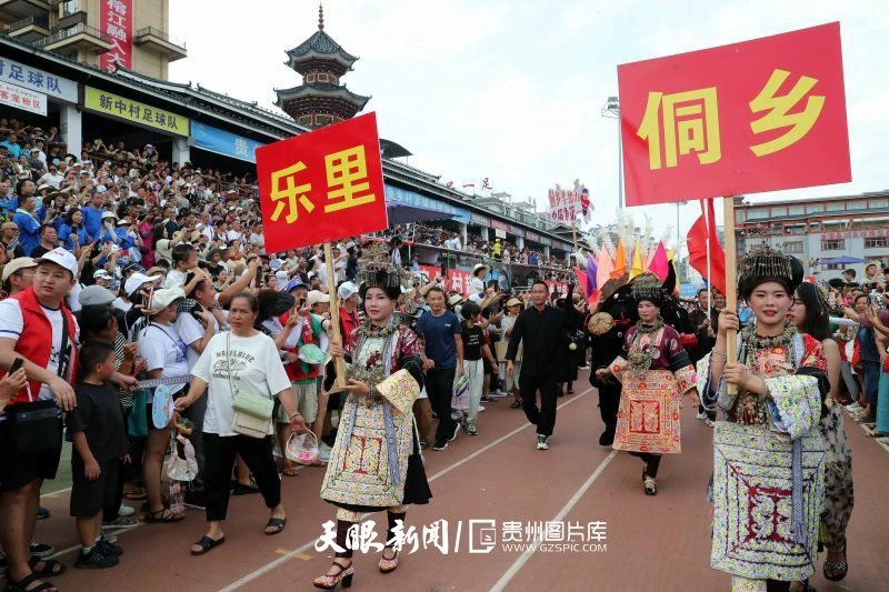 dD0xNzYzNjg3NTU1X3I9NDM0MzA0ODNfdz04MDBfcT0xMDBfZT1qcGc=.webp 图2:2023年7月1日,在贵州省黔东南苗族侗族自治州榕江县城北新区足球场通道,来自乐里镇小瑞村足球队的啦啦队身着盛装入场,吸引众多球迷的眼球。.jpg