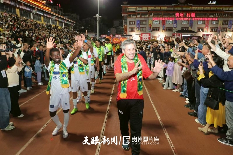 dD0xNzYzNjg4OTY5X3I9ZmMwNjcwMjJfdz04MDBfcT0xMDBfZT1qcGc=.webp 图4:2024年10月3日,在贵州省黔东南苗族侗族自治州榕江县城北新区“村超”足球场,巴西圣保罗高桥足球队员在巡游入场。.jpg