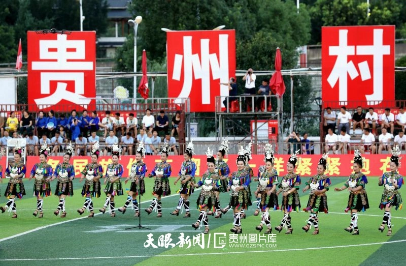 dD0xNzYzNjg3NjE1X3I9ZmMzM2VkNDFfdz04MDBfcT0xMDBfZT1qcGc=.webp 图1:2024年7月9日晚,在贵州省黔东南苗族侗族自治州榕江县城北“村超”足球场,拉拉队在演唱侗族大歌。.jpg