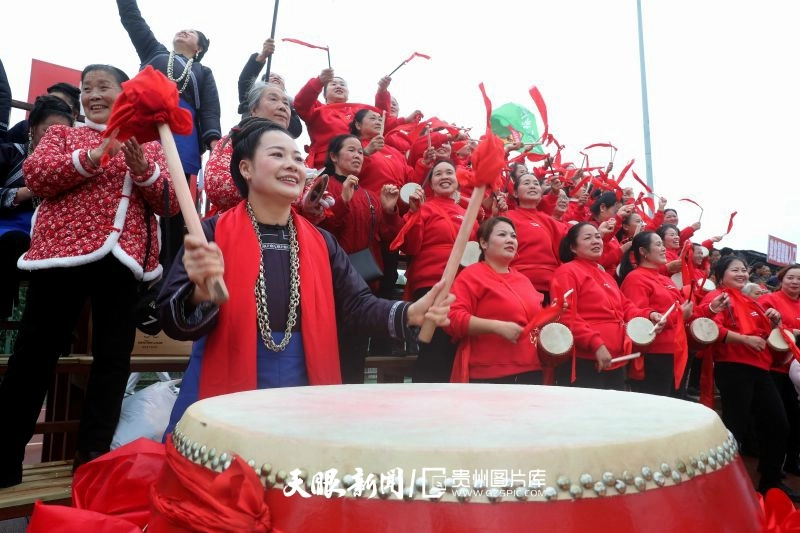 dD0xNzYzNjg3ODg1X3I9YzdjNGFiYWFfdz04MDBfcT0xMDBfZT1qcGc=.webp 图4:2024年1月13日,在贵州省黔东南苗族侗族自治州榕江县城北新区“村超”球场,啦啦队在为球员呐喊加油。.jpg