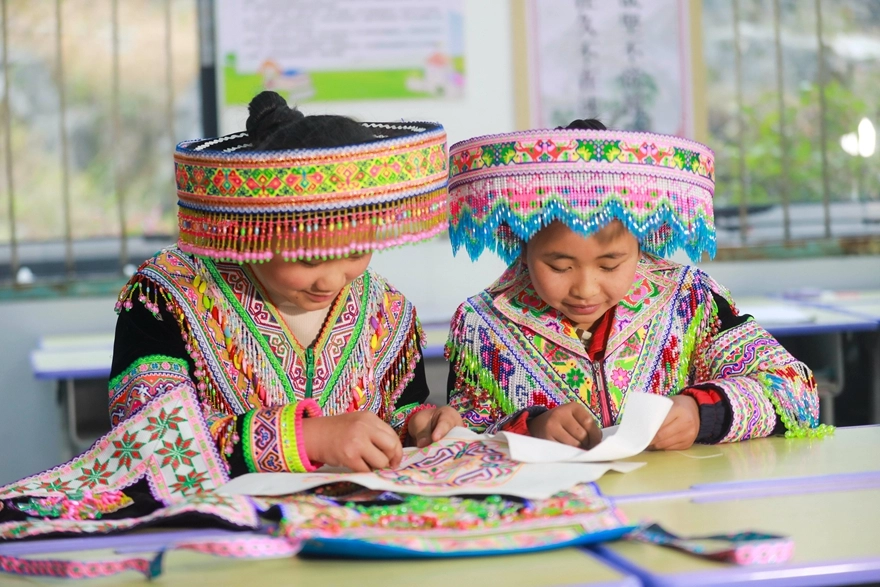 2025年12月16日,贵州省黔西市太来彝族苗族乡院子小学的学生,在练习刺绣技艺。 (5).jpg