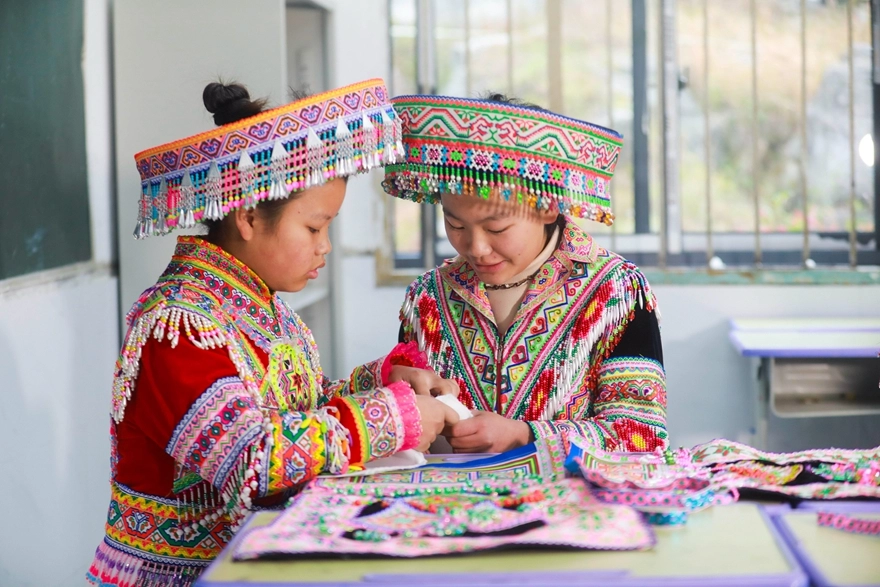 2025年12月16日,贵州省黔西市太来彝族苗族乡院子小学的学生,在练习刺绣技艺。 (6).jpg