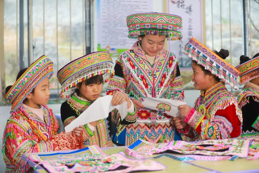 2025年12月16日,贵州省黔西市太来彝族苗族乡院子小学的学生,在探讨刺绣技艺。.jpg