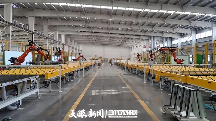 （黔东南州）贵州黔玻永太新材料有限公司光伏玻璃生产车间。李丽 摄_副本.png