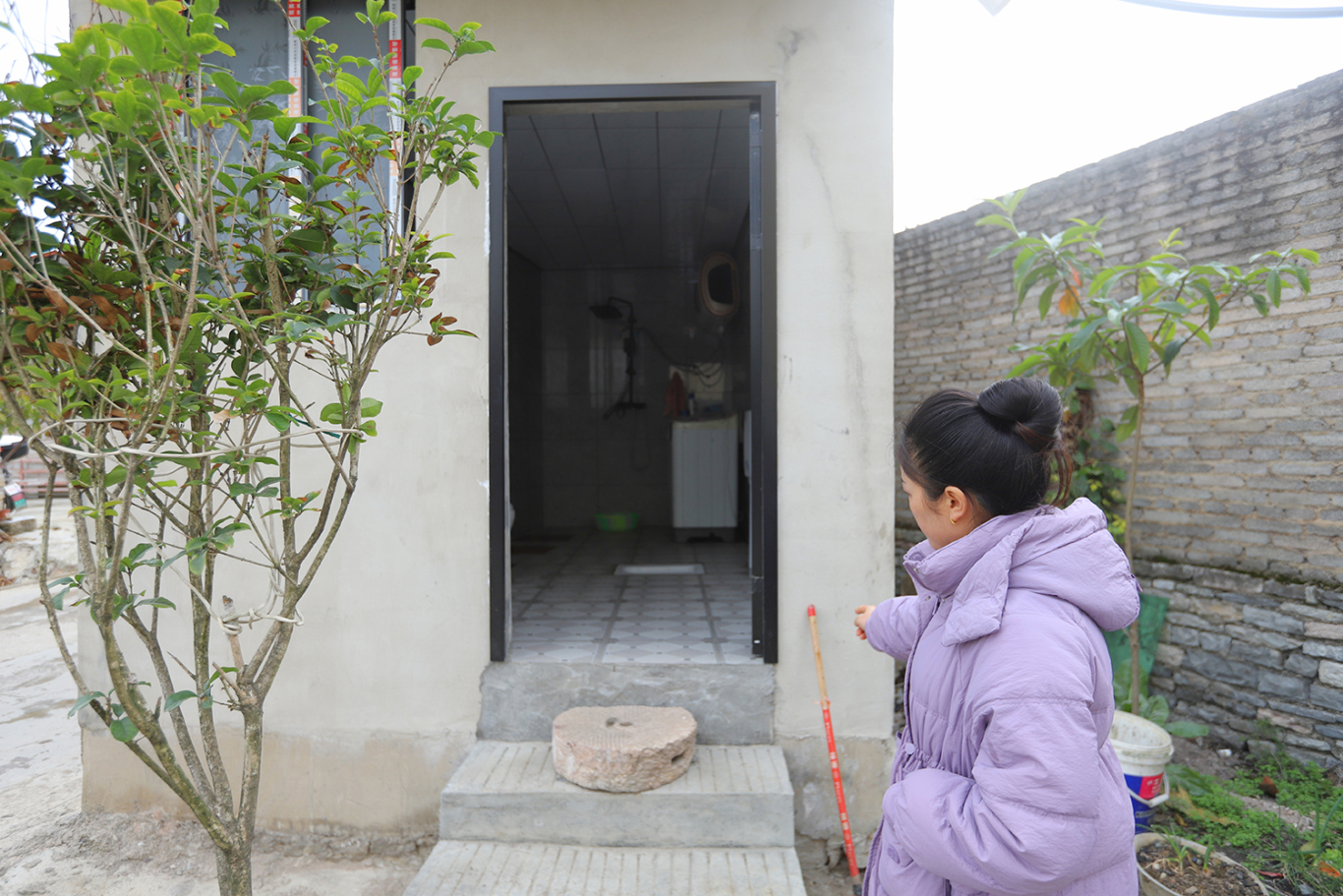 在镇宁自治县白马湖街道大新村，村民龚登喜于自家院落旁新增了一座卫生厕所。.jpg