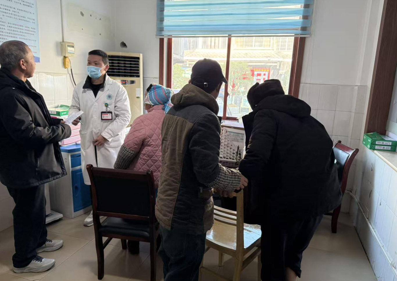 旧州镇卫生院中医科正在为患者看病-FZ10021625420.jpg