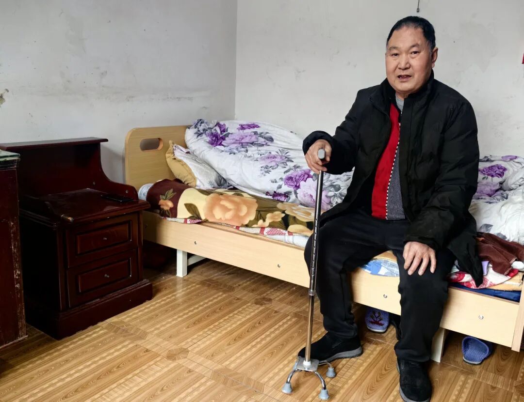 潘祖刚老人在家使用拐杖和护理床-FZ10021624522.jpg