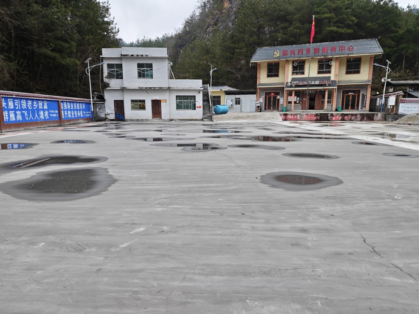 猛坑村已完成硬化的篮球场-FZ10021686979.jpg