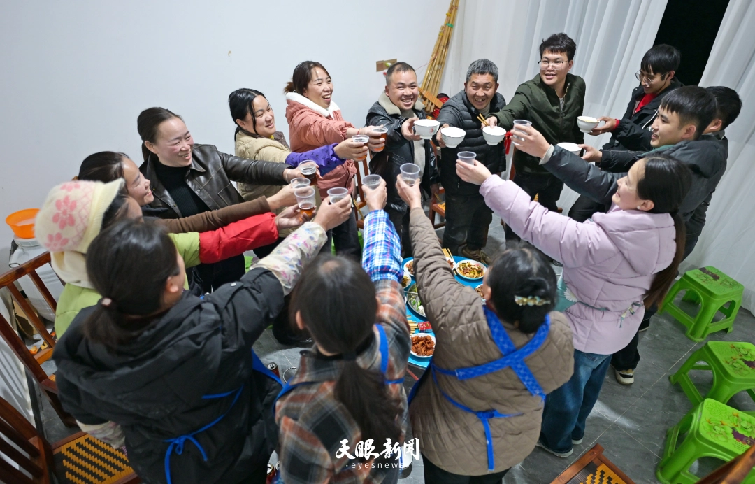 dD0xNzcwNzc3OTk4X3I9YTI1Y2IyOTdfdz0xMDgwX3E9MTAwX2U9SlBH.webp 2月9日,在浙江省金华市务工的杨罗妹回到位于惠水县断山镇熊降村的家里吃团圆饭。.JPG