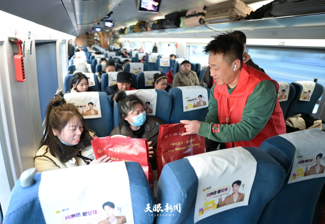 dD0xNzcwNzc2MTk0X3I9OThiNjFmNGNfdz0xMDgwX3E9MTAwX2U9SlBH.webp 2月9日,随车志愿服务者为返乡乘客送上春节礼包。.JPG