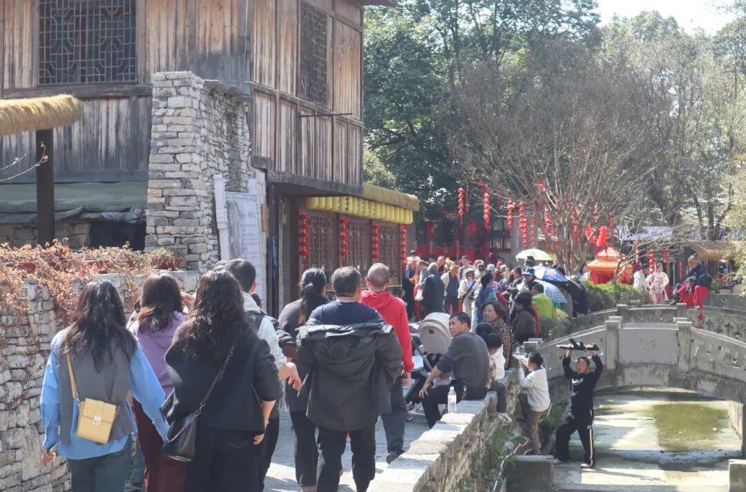 天龙屯堡景区：多彩民俗闹新春 游人如织赏-FZ10021722745.JPG