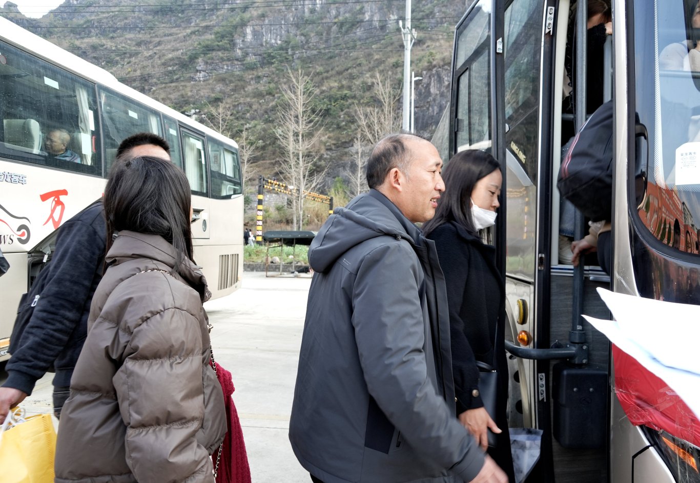 外出务工群众登上免费返岗专车-FZ10021757771.JPG