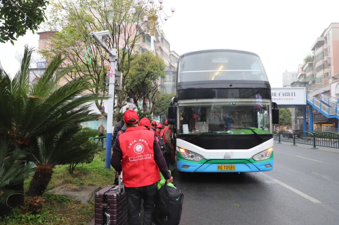 务工人员有序乘车-FZ10021791598.JPG