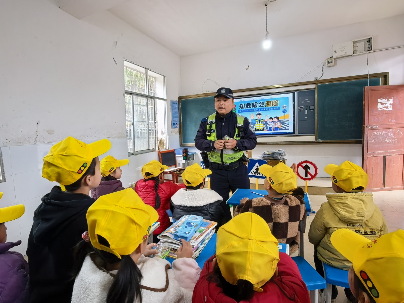 安顺经开区：交警进校园 共筑平安路-FZ10021825167.jpg