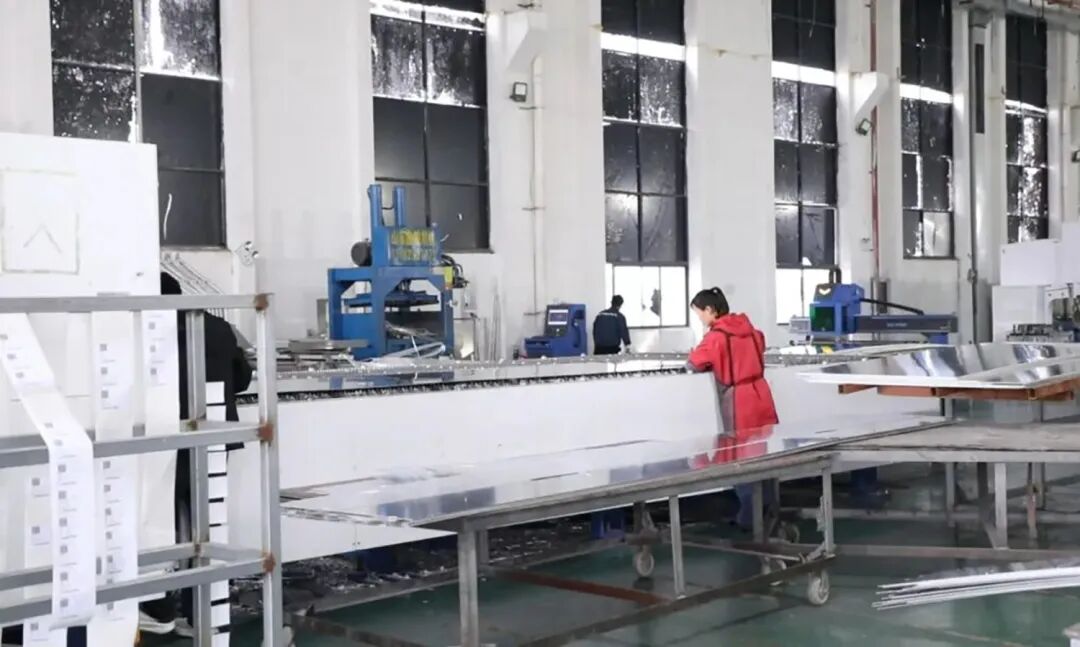 普定铿伟铝业“出海”破局 首批太空舱构件-FZ10021877572.jpg