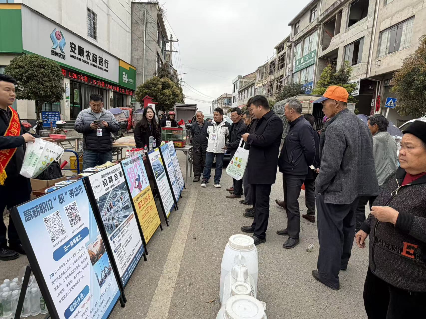 在刘官乡开展招聘会、宣传就业政策-FZ10021879631.jpg