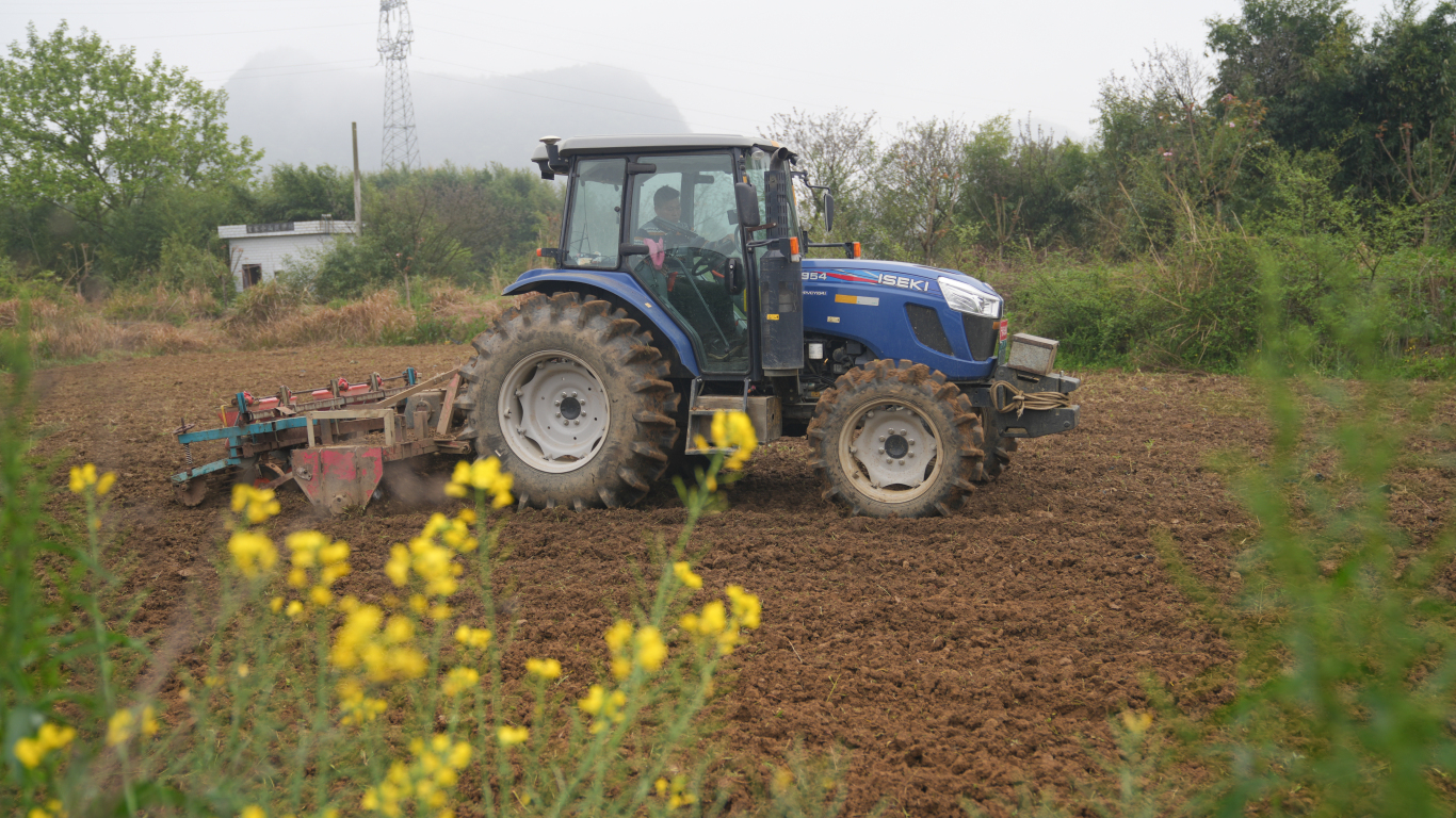 平坝区:“铁牛”驰骋沃野 机械化赋能春耕-FZ10021878071.jpg