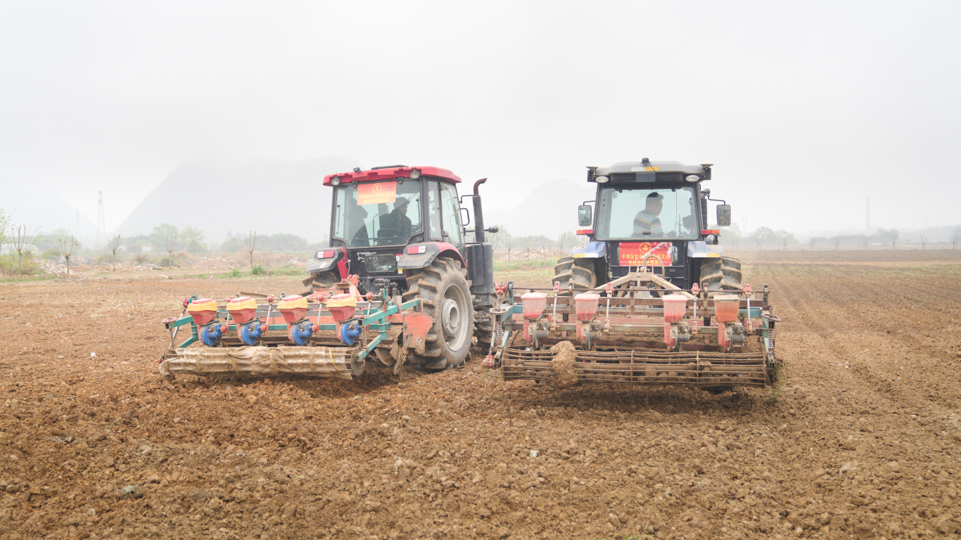 平坝区:“铁牛”驰骋沃野 机械化赋能春耕-FZ10021878073.jpg