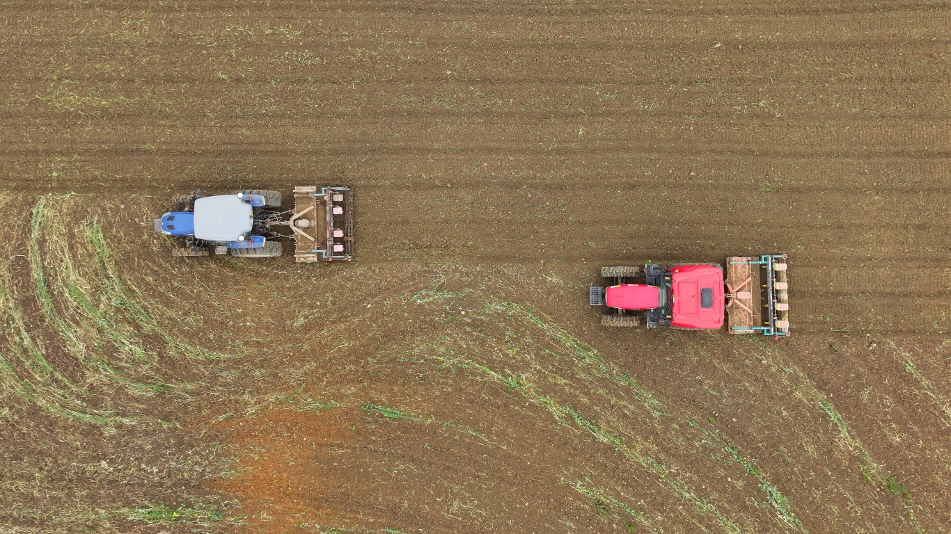 平坝区:“铁牛”驰骋沃野 机械化赋能春耕-FZ10021878075.jpg