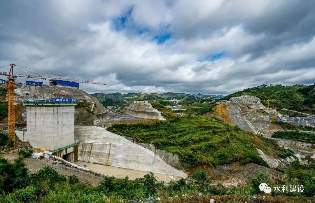 黄家湾水利枢纽工程泄洪洞、溢洪道、大坝施工现场.jpg