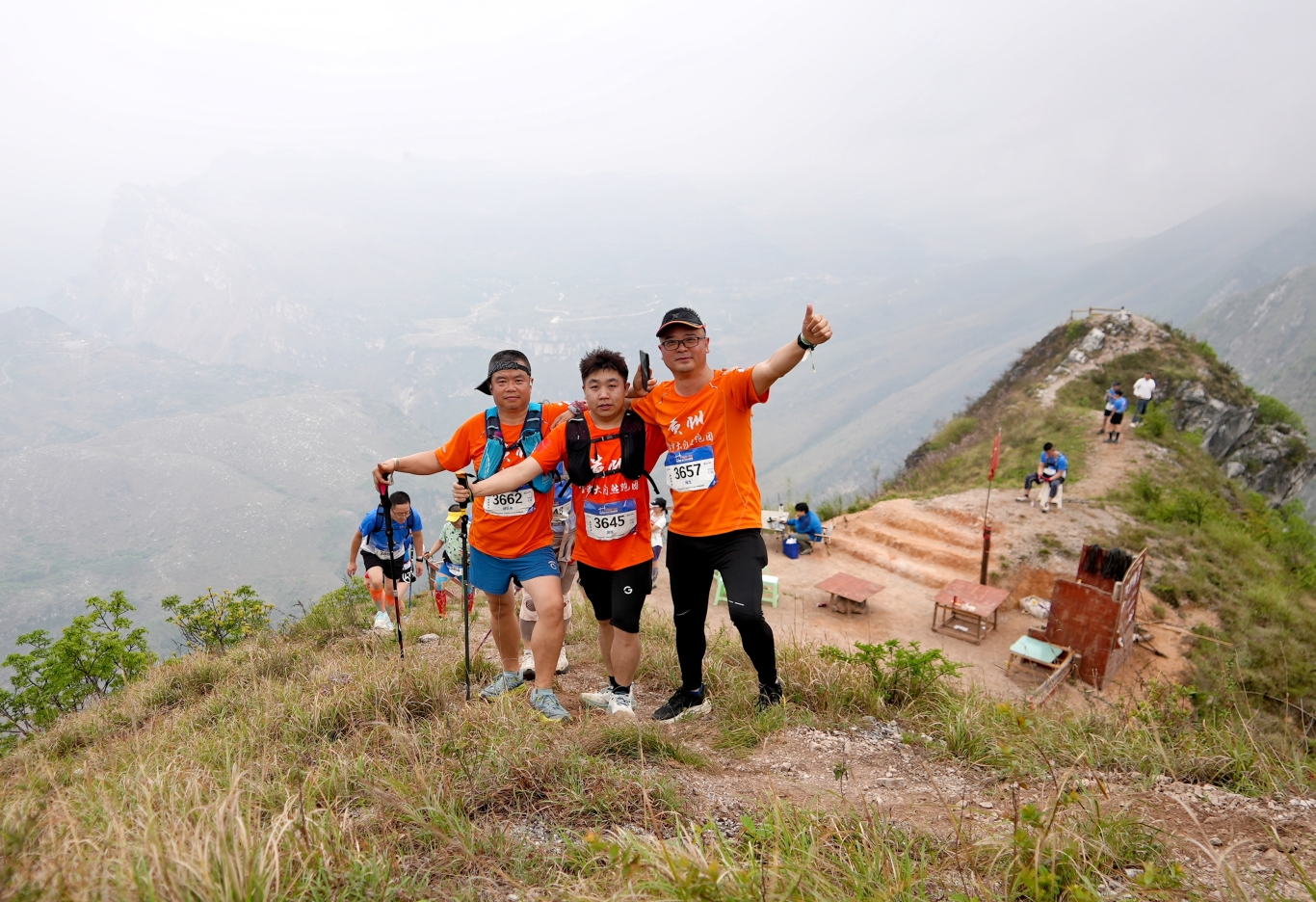 参赛选手领略沿途风光(关岭宣传部供图)-FZ10021960413.jpg