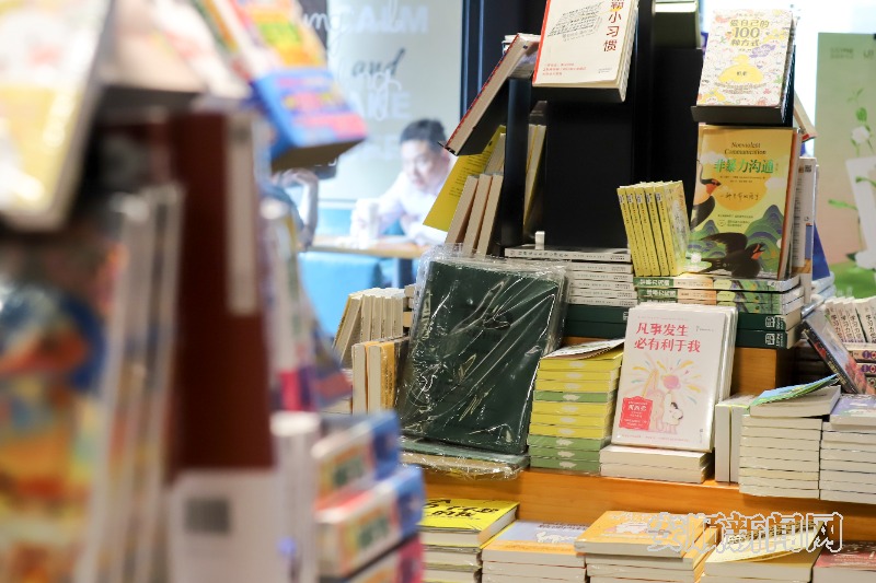 4月22日，市民在西西弗书店里面阅读。 -FZ10021975811.jpg