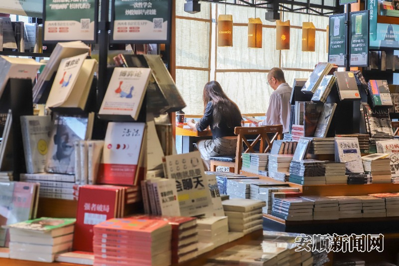 4月22日，市民在西西弗书店里面阅读。 -FZ10021975820.jpg