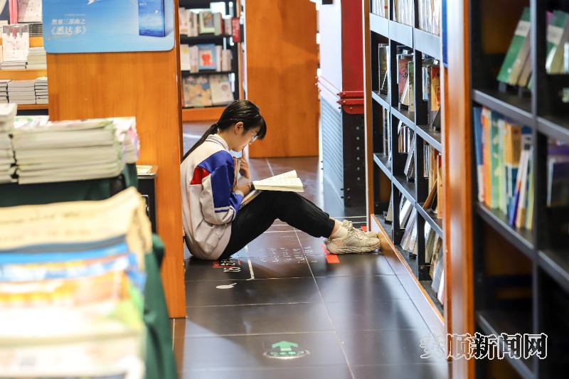 4月22日，市民在西西弗书店里面阅读。 -FZ10021975816.jpg
