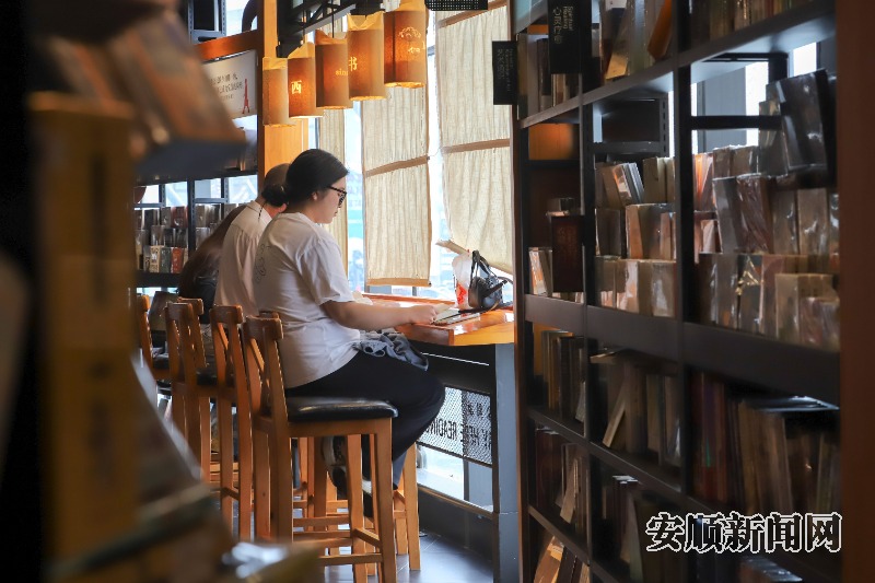 4月22日，市民在西西弗书店里面阅读。 -FZ10021975809.jpg