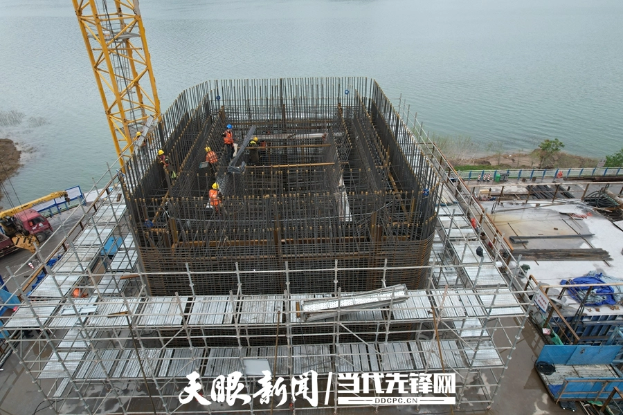dD0xNzc3NjkxNTc4X3I9YzgzMTQ3NWVfdz05MDBfcT0xMDBfZT1qcGc=.webp 大桥上的劳动者4.jpg
