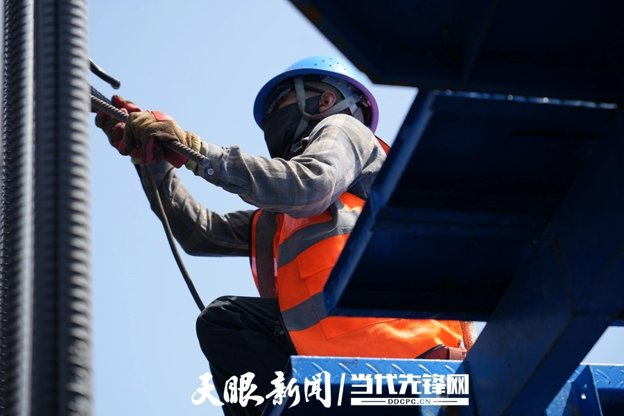 dD0xNzc3NjkxNTk3X3I9NDYwNDI0NGJfdz05MDBfcT0xMDBfZT1qcGc=.webp 大桥上的劳动者.jpg