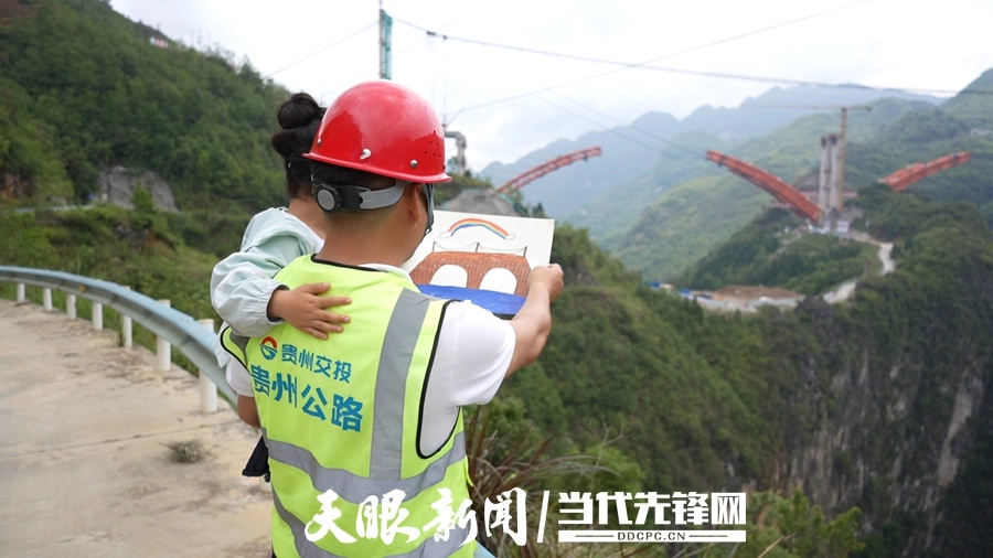 dD0xNzc3NjkxNTE0X3I9NzU1NGJmZmNfdz05MDBfcT0xMDBfZT1qcGc=.webp 爸爸修的“彩虹桥”.jpg