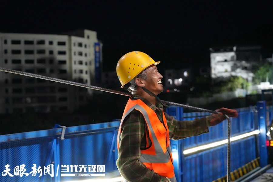 dD0xNzc3NjkxNjE3X3I9YjQ4OTY5MmZfdz05MDBfcT0xMDBfZT1qcGc=.webp 大桥上的劳动者2.jpg