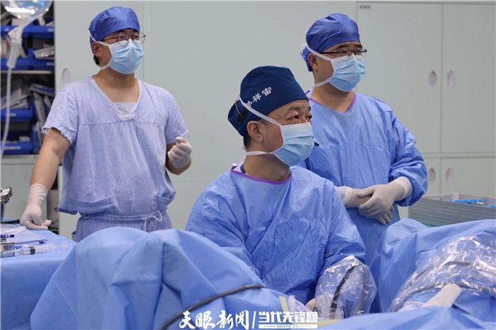 中山一院贵州医院(贵医附院贵安院区)党委书记、执行院长、泌尿外科主任医师孙祥宙(中)开展前列腺热蒸汽消融术.jpg